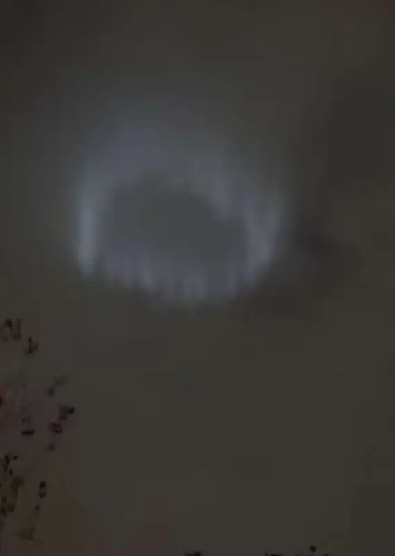 strane luci in cielo a milano   3