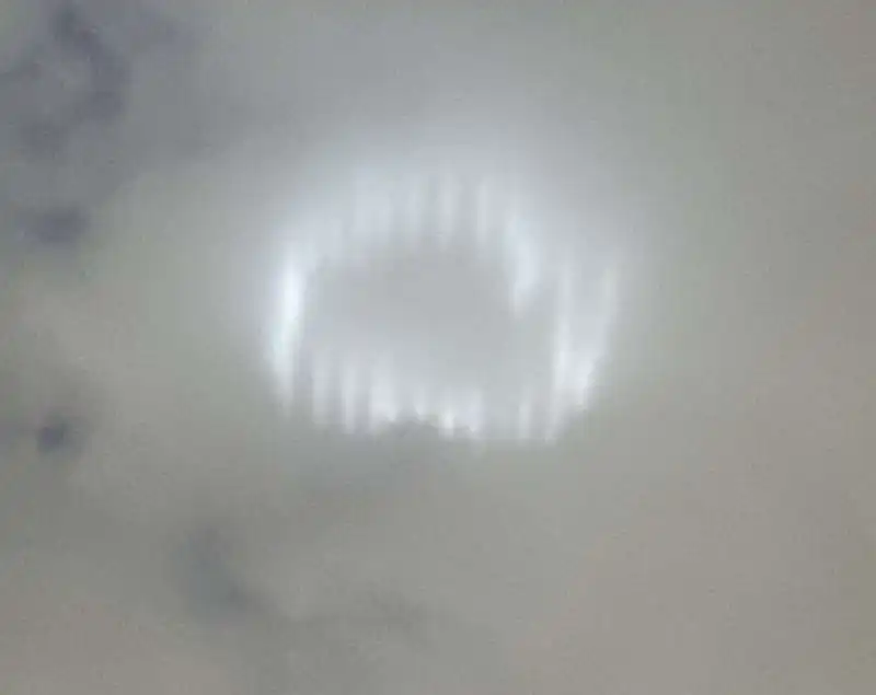 strane luci in cielo a milano   4