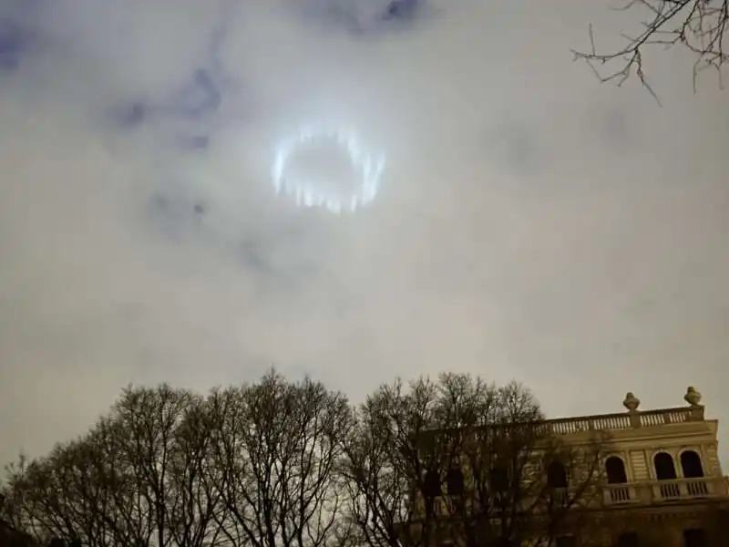 strane luci in cielo a milano   5