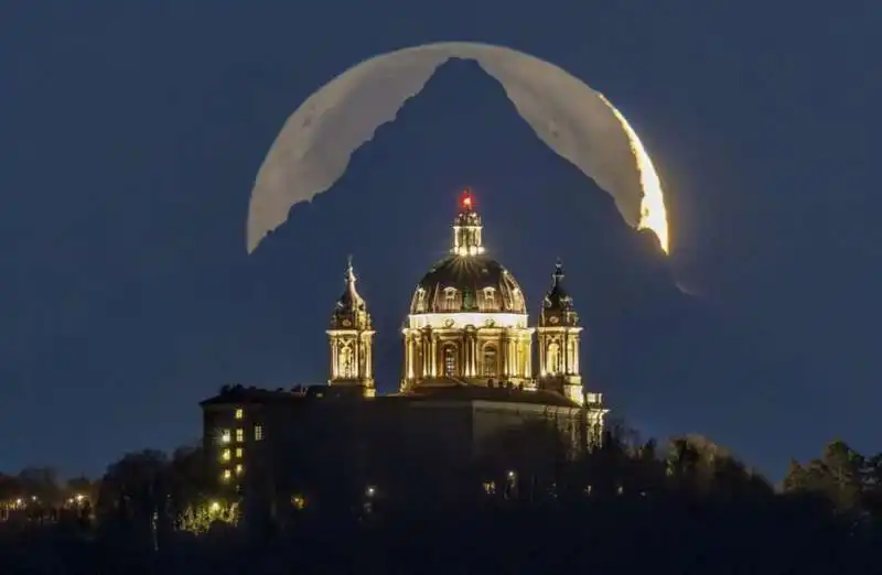 Superga, il Monviso e la luna - foto di Valerio Minato premiata dalla Nasa 