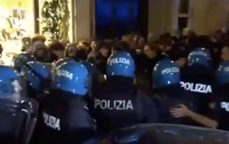 tafferugli tra polizia e studenti a roma   5