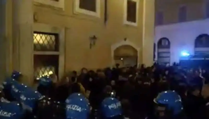 tafferugli tra polizia e studenti a roma   6