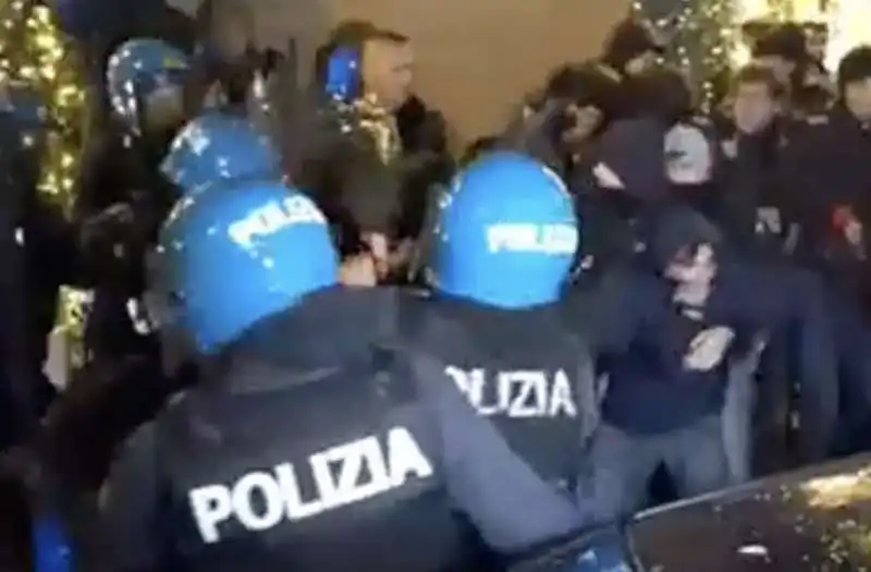 tafferugli tra polizia e studenti a roma   9