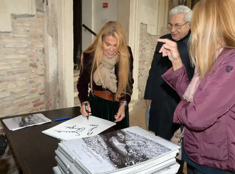 tiziana luxardo firma le copie del calendario  foto di bacco