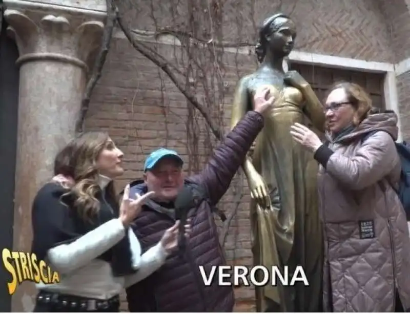  turisti toccano il seno alla statua di giulietta a verona - servizio di striscia la notizia