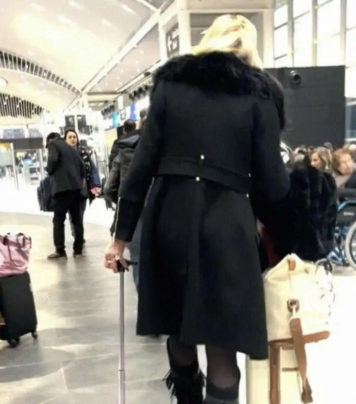 valeria marini in aeroporto 1