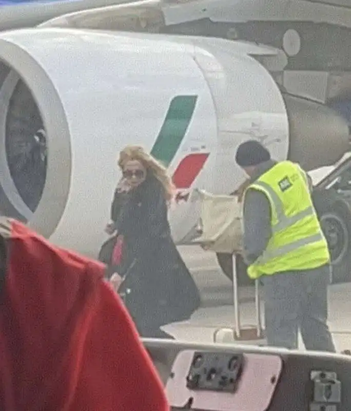 valeria marini in aeroporto 2