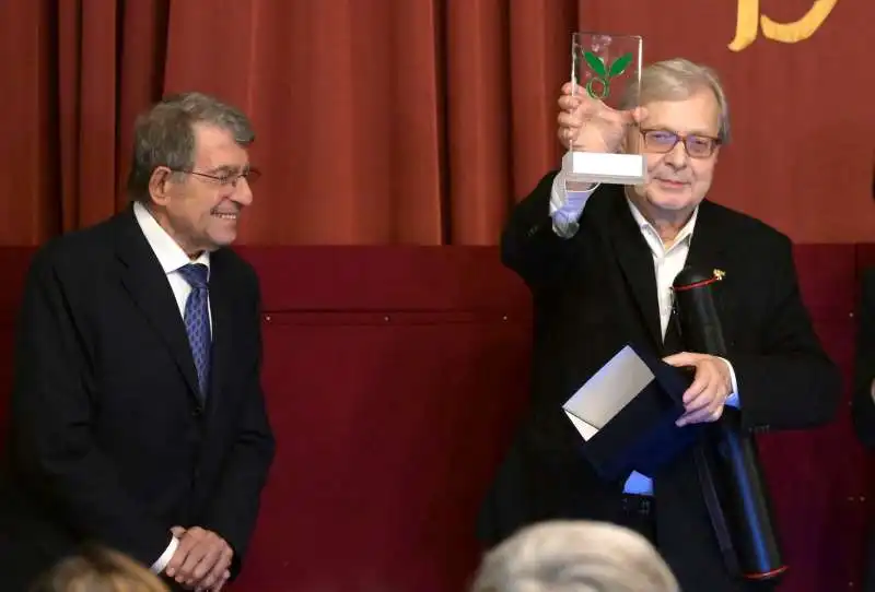 vittorio sgarbi  premiato da corrado calabro  foto di bacco