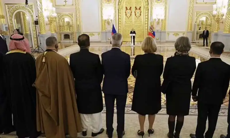 vladimir putin si tiene a distanza dagli ambasciatori 3