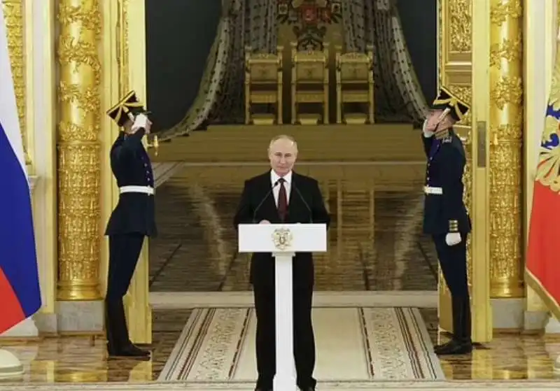 vladimir putin si tiene a distanza dagli ambasciatori 5