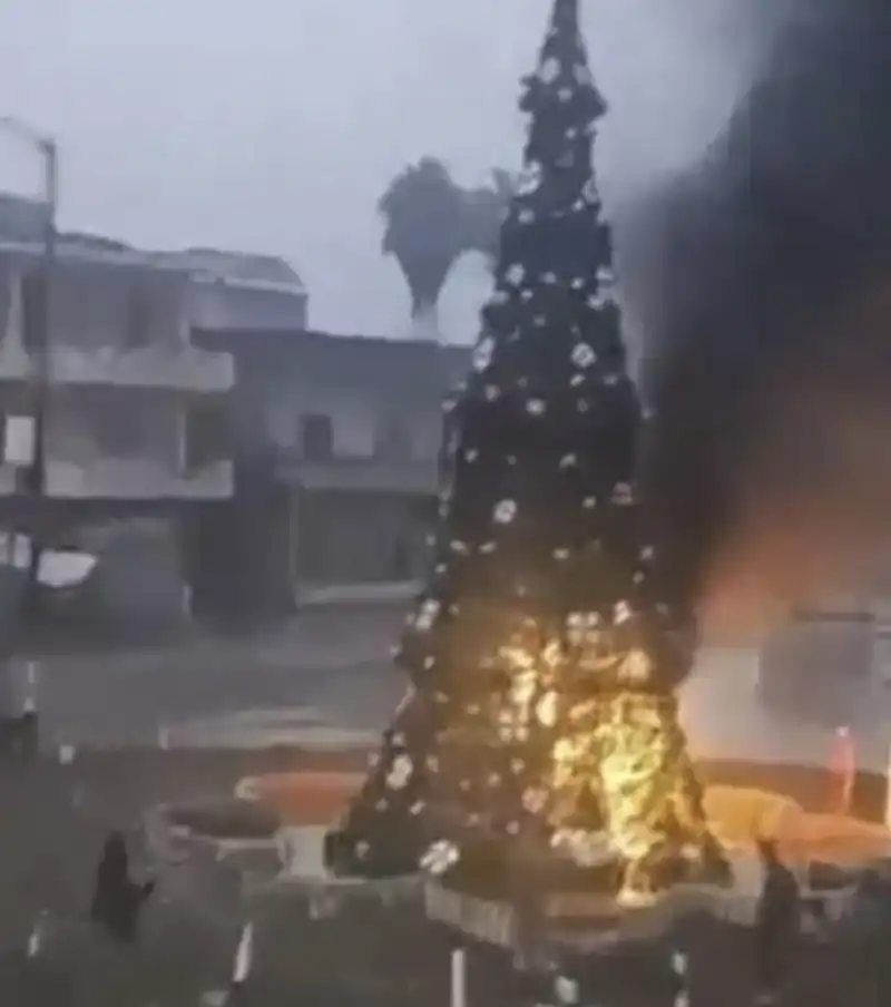 ALBERO DI NATALE DATO ALLE FIAMME IN SIRIA