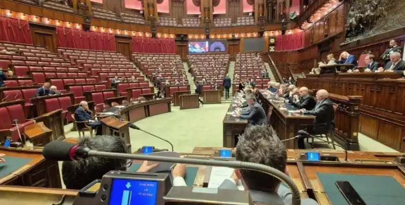 AULA DELLA CAMERA SEMIDESERTA MENTRE PARLA GIORGIA MELONI