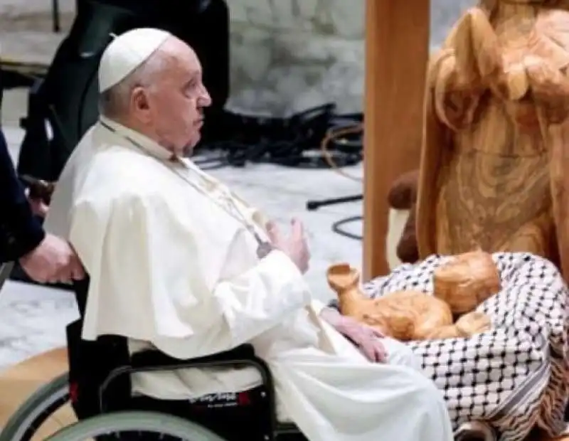 bambinello con la kefiah nel presepe in vaticano