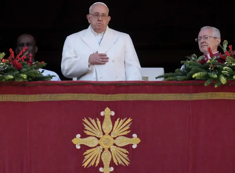 benedizione urbi et orbi di natale   papa francesco al balcone di san pietro   3  foto lapresse  