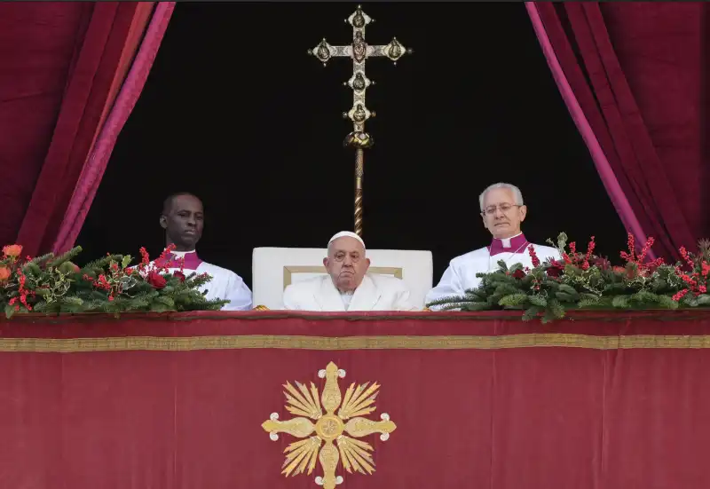 benedizione urbi et orbi di natale   papa francesco al balcone di san pietro   5  foto lapresse  