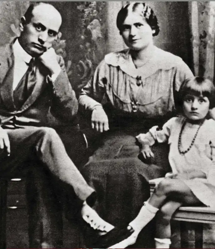 benito mussolini con la moglie rachele e la figlia edda ciano