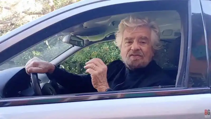 beppe grillo al volante del carro funebre   video contro giuseppe conte   3 dicembre 2024  