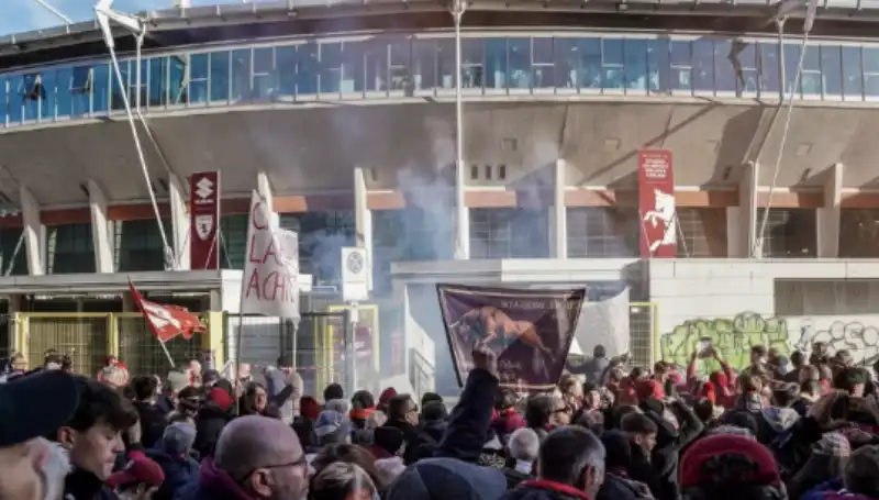 contestazione dei tifosi del torino contro urbano cairo