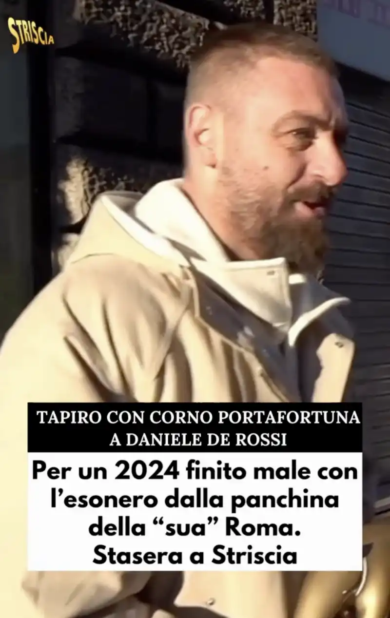 DANIELE DE ROSSI RICEVE IL TAPIRO DI STRISCIA LA NOTIZIA
