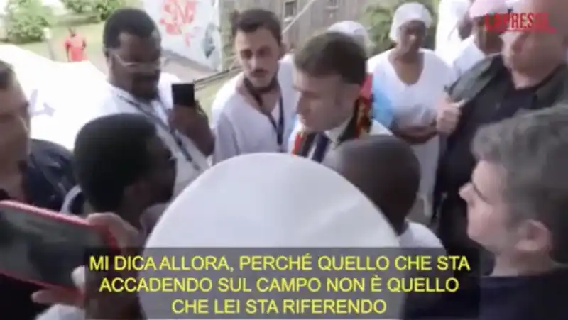 emmanuel macron sbrocca con un cittadino di mayotte 1