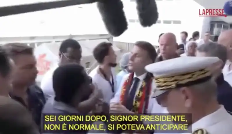 emmanuel macron sbrocca con un cittadino di mayotte 2