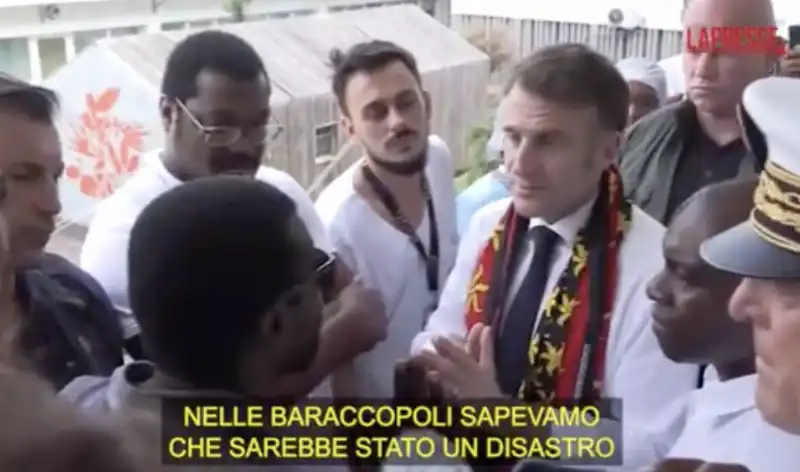 emmanuel macron sbrocca con un cittadino di mayotte 3