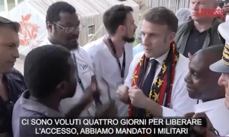 emmanuel macron sbrocca con un cittadino di mayotte 4