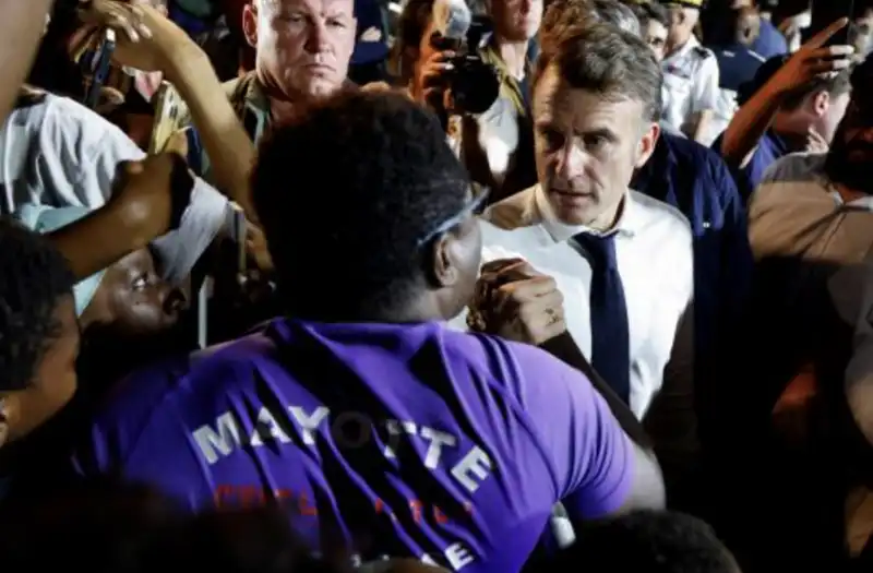 emmanuel macron sbrocca con un cittadino di mayotte 6