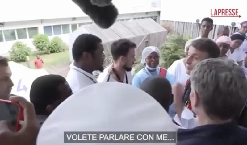 emmanuel macron sbrocca con un cittadino di mayotte 9