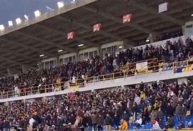 esultanza dei tifosi della juve stabia per il gol di romano floriani mussolini