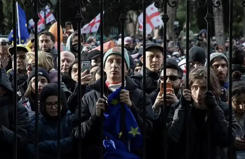 europeisti in piazza contro sogno georgiano a tbilisi 