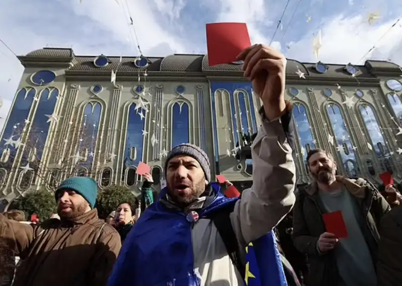 europeisti in piazza contro sogno georgiano a tbilisi.  