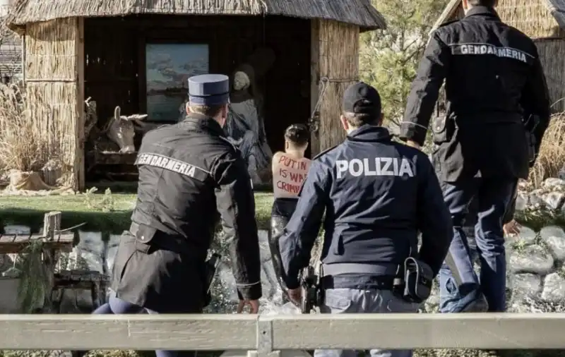 femen ucraina tenta di rimuovere il bambinello dal presepe in piazza san pietro   9