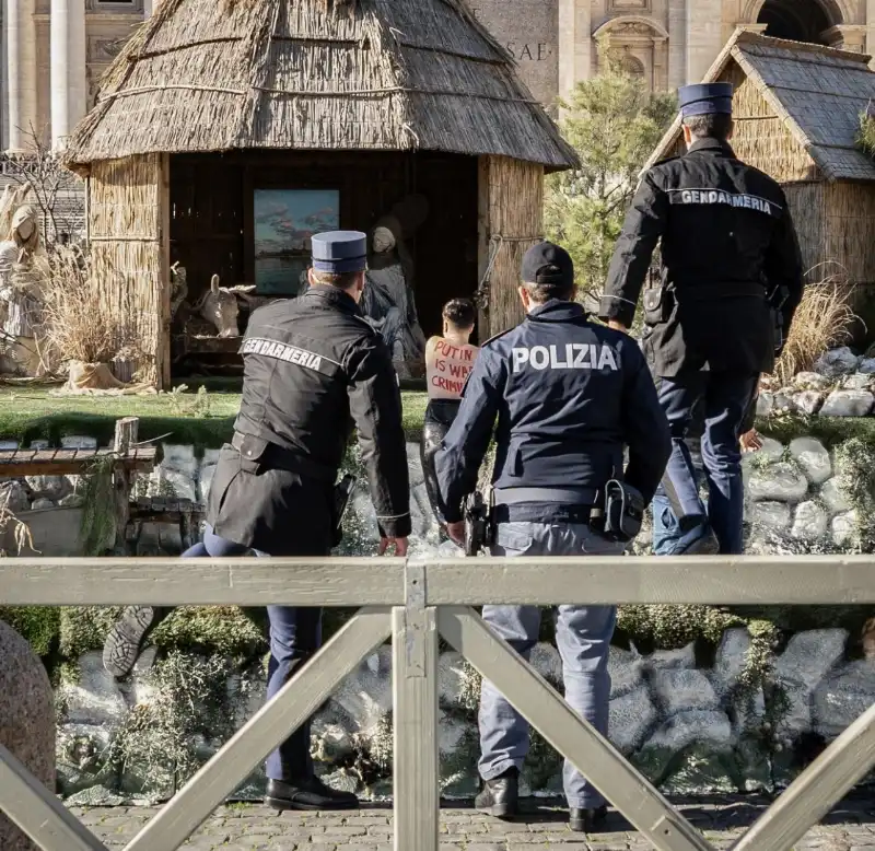 femen ucraina tenta di rimuovere il bambinello dal presepe in piazza san pietro   5