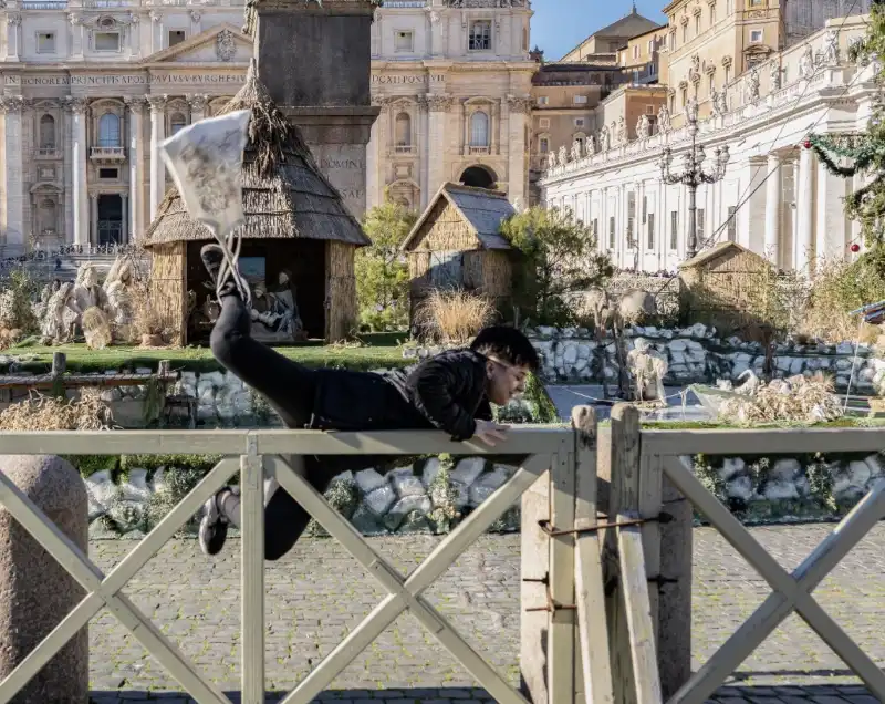 femen ucraina tenta di rimuovere il bambinello dal presepe in piazza san pietro   6