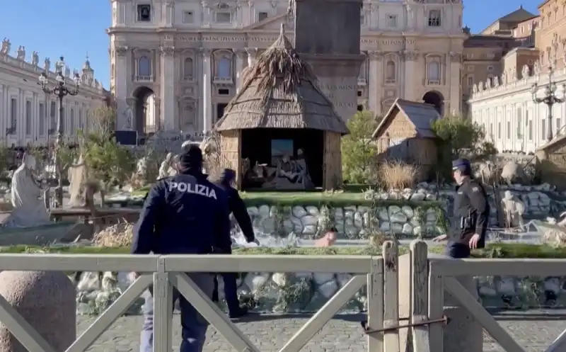 femen ucraina tenta di rimuovere il bambinello dal presepe in piazza san pietro   3