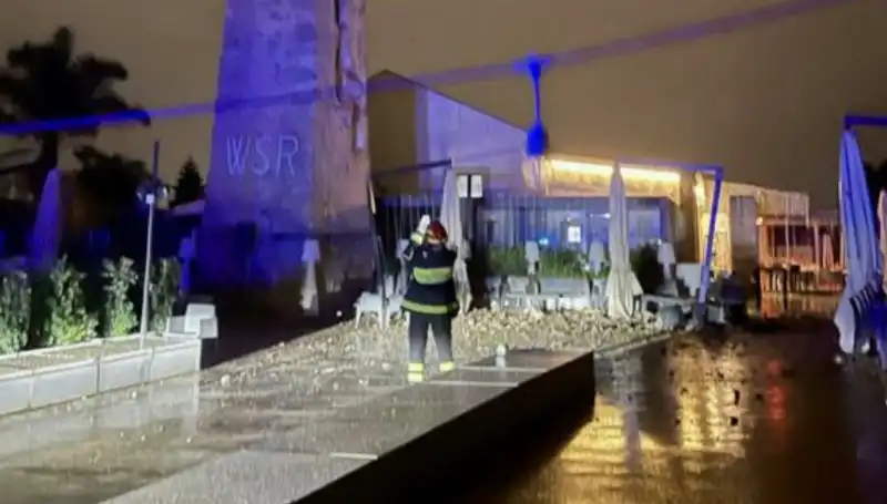 fulmine colpisce torre di un ristorante a palermo 2