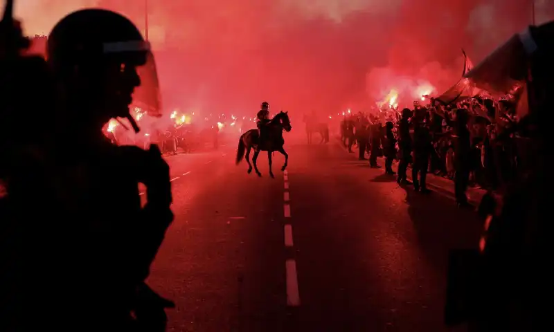 i tifosi dell atletico madrid di fronte alla polizia   ph santos moura 