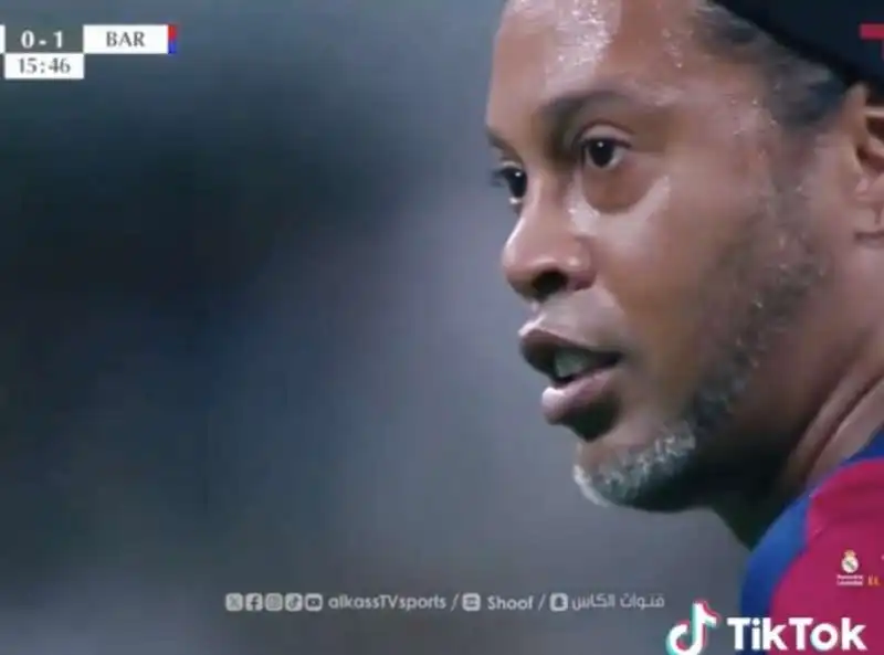 IL GOL DI RONALDINHO SU PUNIZIONE NELLA PARTITA TRA LE LEGGENDE DI BARCELLONA E REAL MADRID