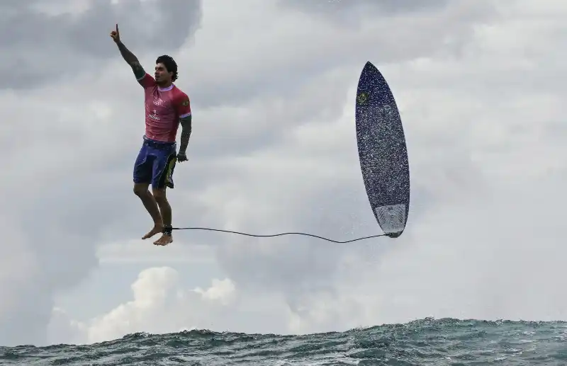 il surfista brasiliano gabriel medina cavalca una grande onda a Tahiti durante le olimpiadi  ph jerome brouillet