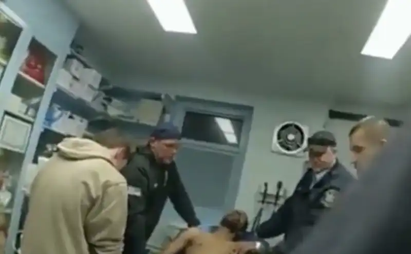 il video delle guardie carcerarie che picchiano a morte robert brooks a new york   2