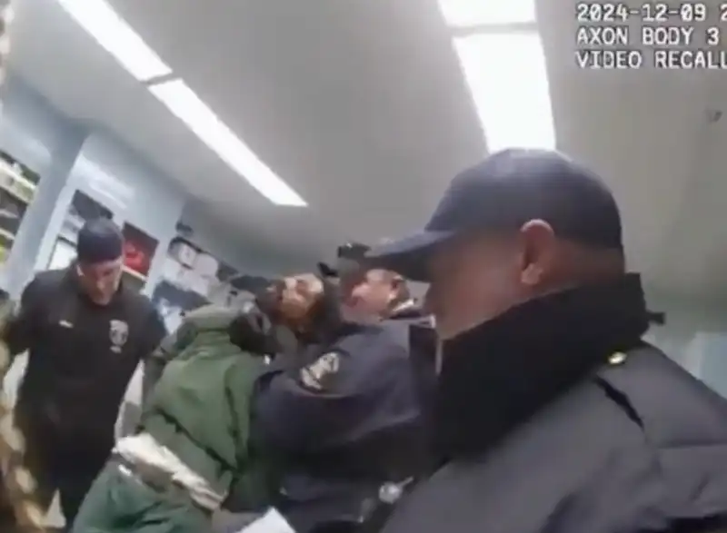 il video delle guardie carcerarie che picchiano a morte robert brooks a new york   5