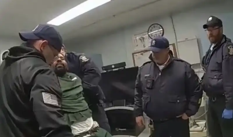 il video delle guardie carcerarie che picchiano a morte robert brooks a new york     1