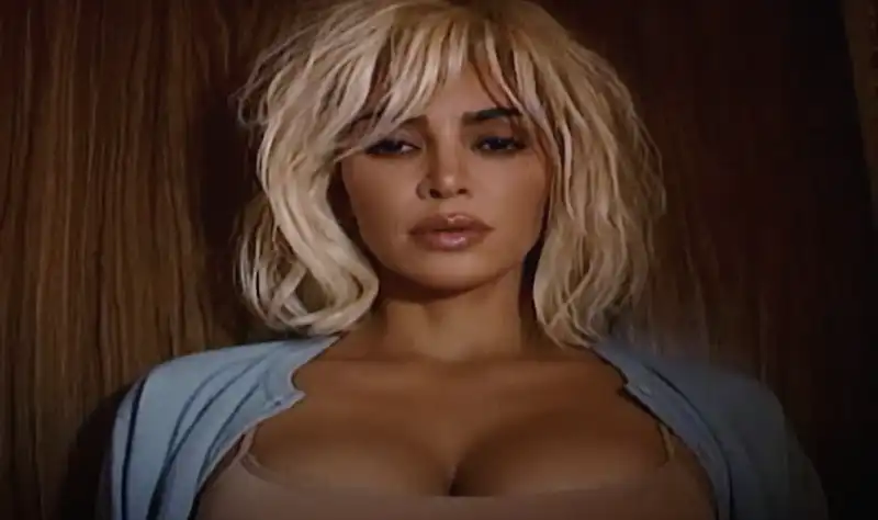 il video di santa baby con kim kardashian 11