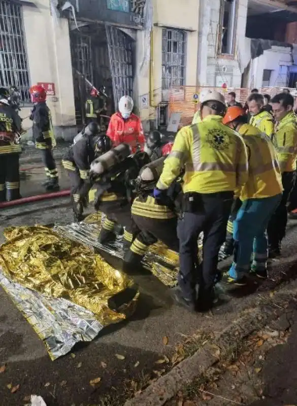 INCENDIO IN UN NEGOZIO CINESE IN VIA CANTONI A MILANO