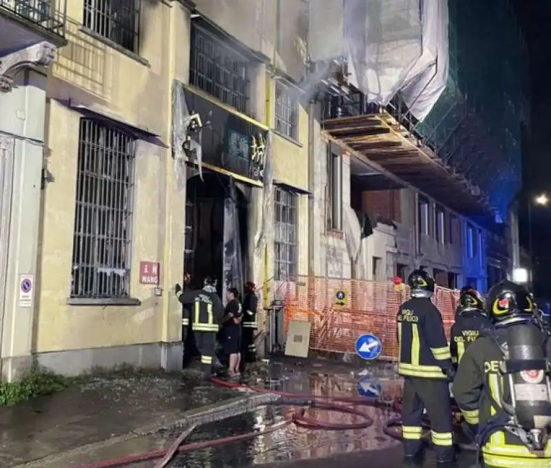 INCENDIO IN UN NEGOZIO CINESE IN VIA CANTONI A MILANO