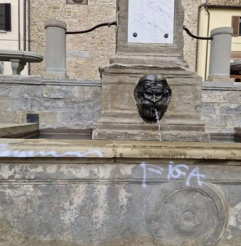 la scritta figa sulla fontana del seicento a sansepolcro    