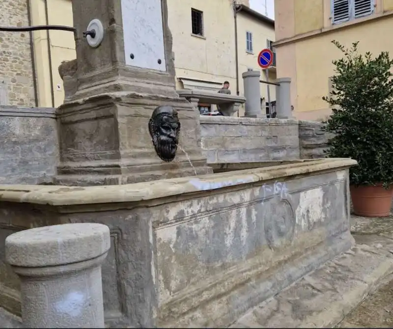 la scritta figa sulla fontana del seicento a sansepolcro  