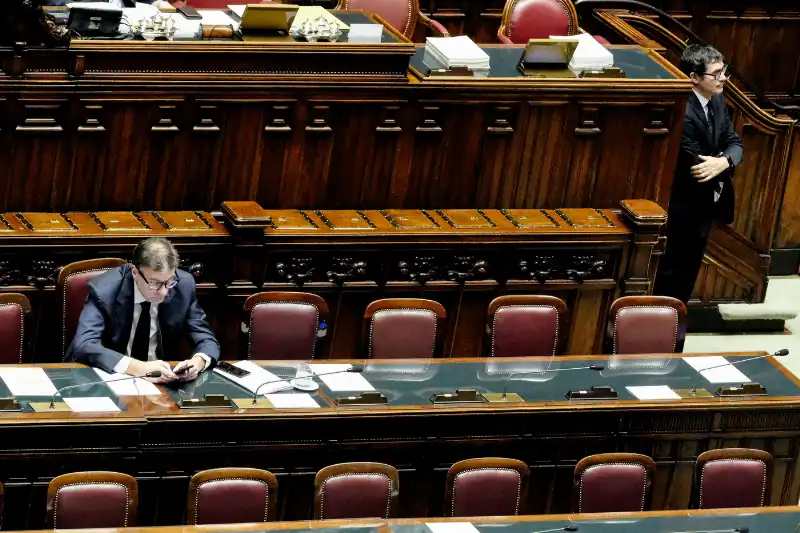 la solitudine di giancarlo giorgetti tra i banchi del governo   foto lapresse