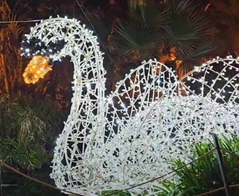 luminaria natalizia a forma di cigno